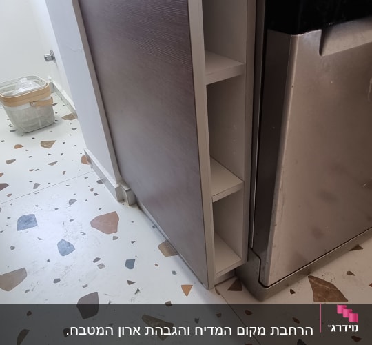 בניית נישת מדפים צרה ומותאמת אישית לצד מדיח כלים במטבח